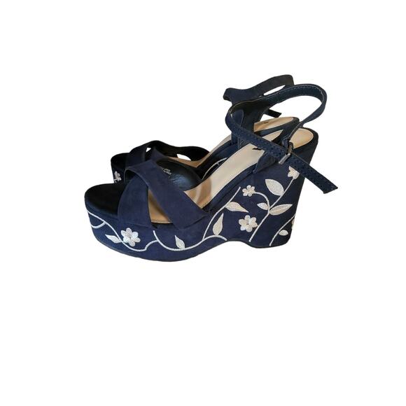 New! Mia Zoey Embroidered Navy Blue Faux Suade White Flower Platform Sandal 9.5M - Picture 1 of 6